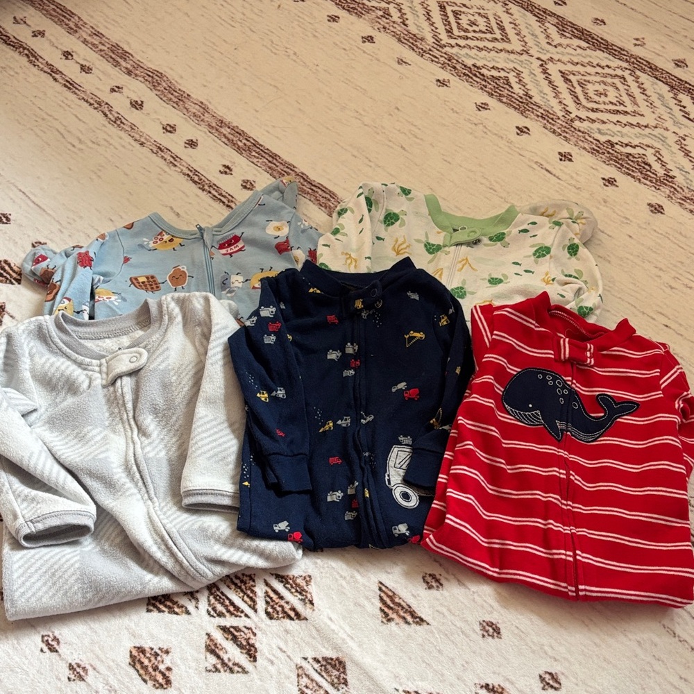 5 pack of 6-9 Month footies